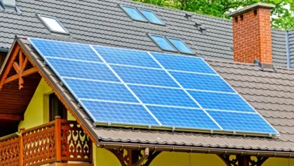 ঘরের ছাদে সৌর প্যানেল
