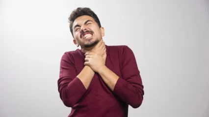 মাছের কাঁটা গলায় আটকালে কী করণীয়